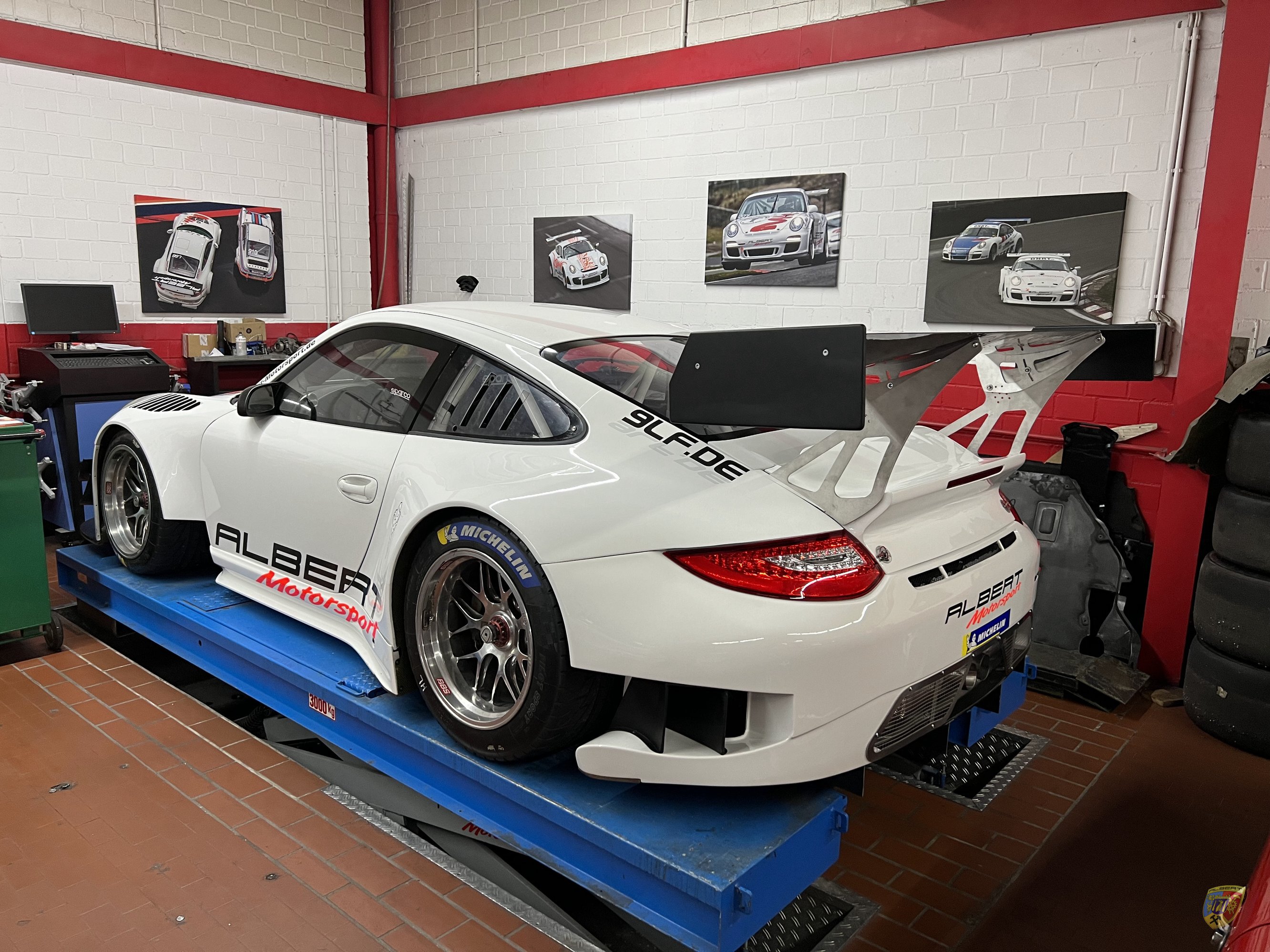 Porsche 997 GT3 R Unfallschaden Wasxxx Reparatur bei Albert Motorsport